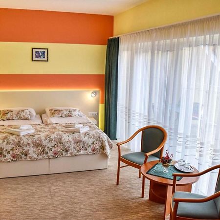 Hotel Penta Lux Tata Luaran gambar