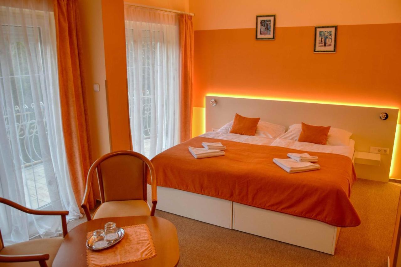 Hotel Penta Lux Tata Luaran gambar