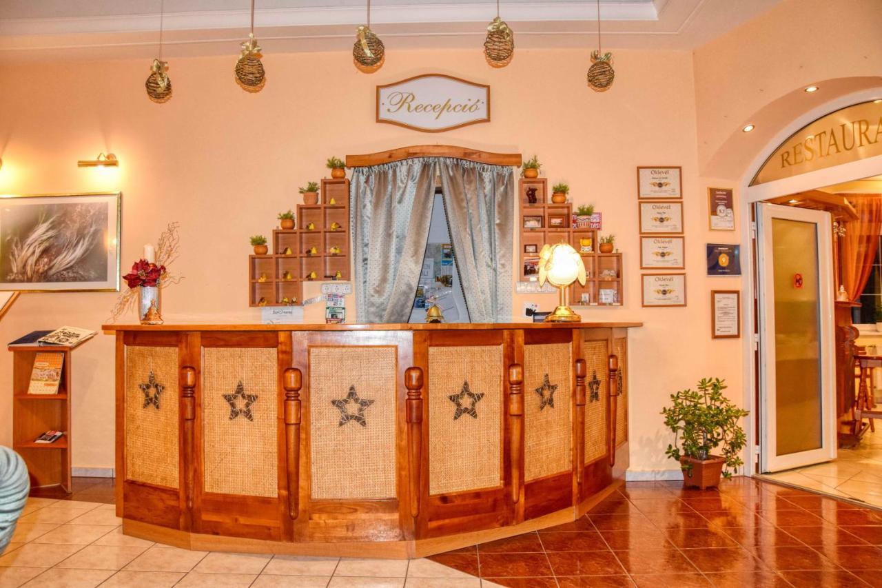 Hotel Penta Lux Tata Luaran gambar