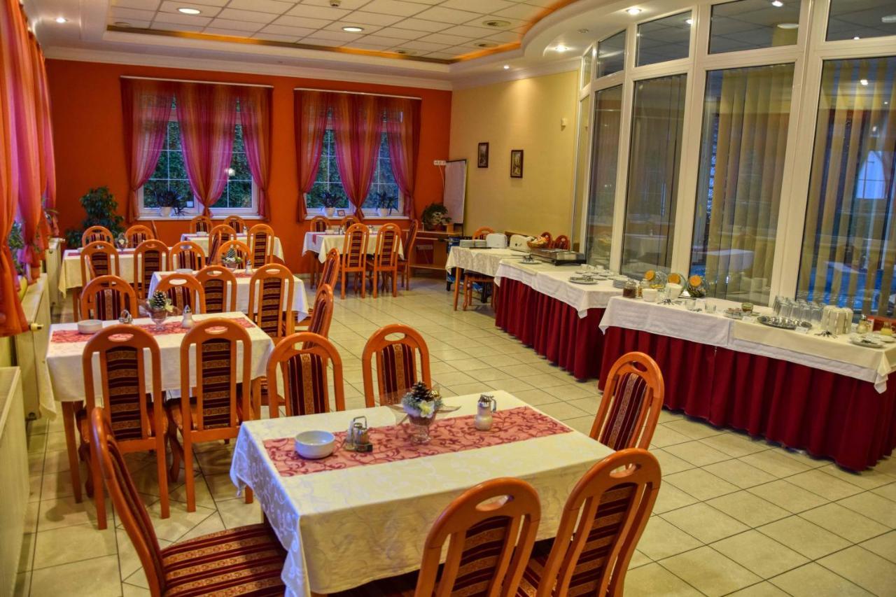 Hotel Penta Lux Tata Luaran gambar