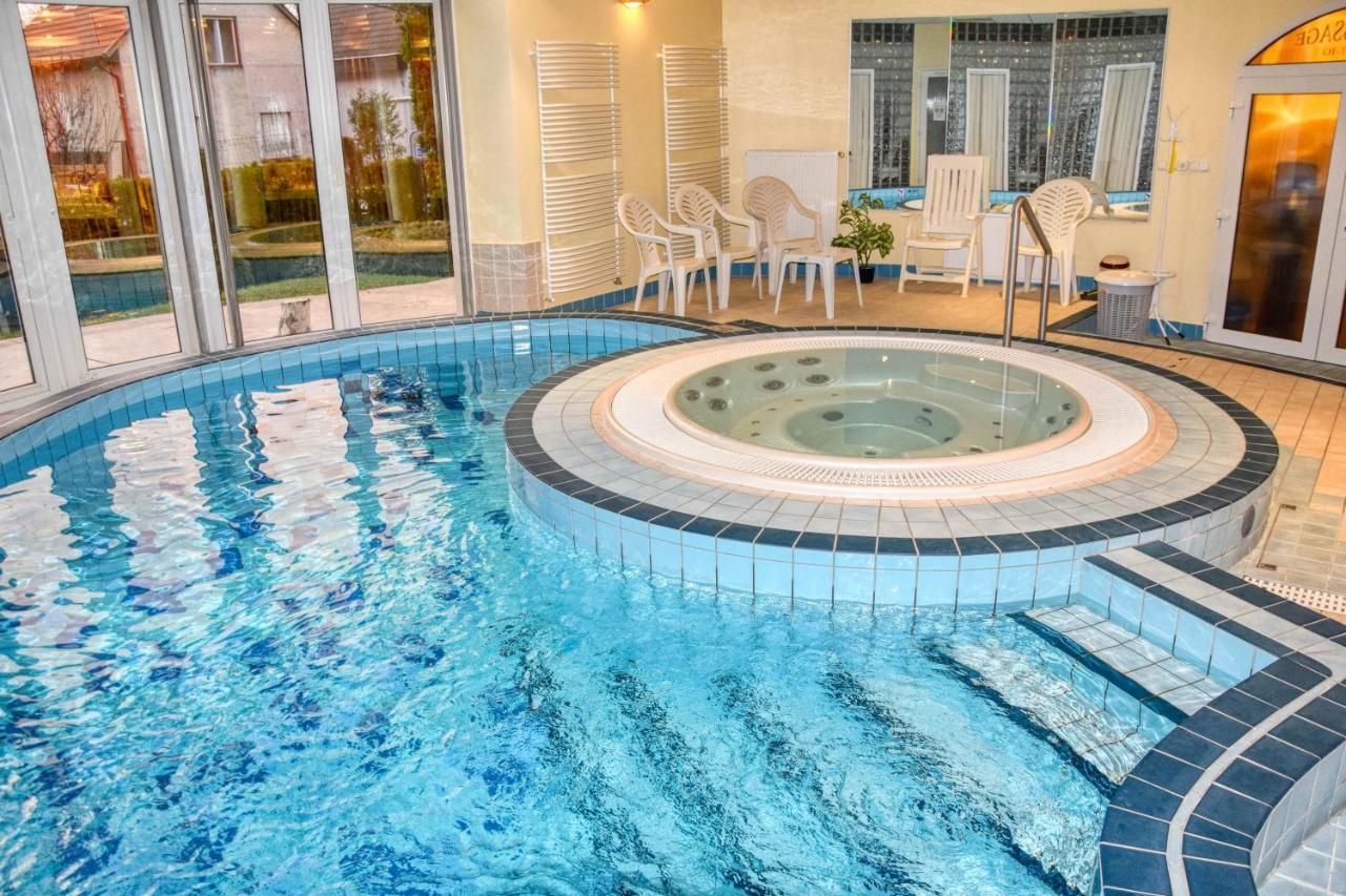 Hotel Penta Lux Tata Luaran gambar