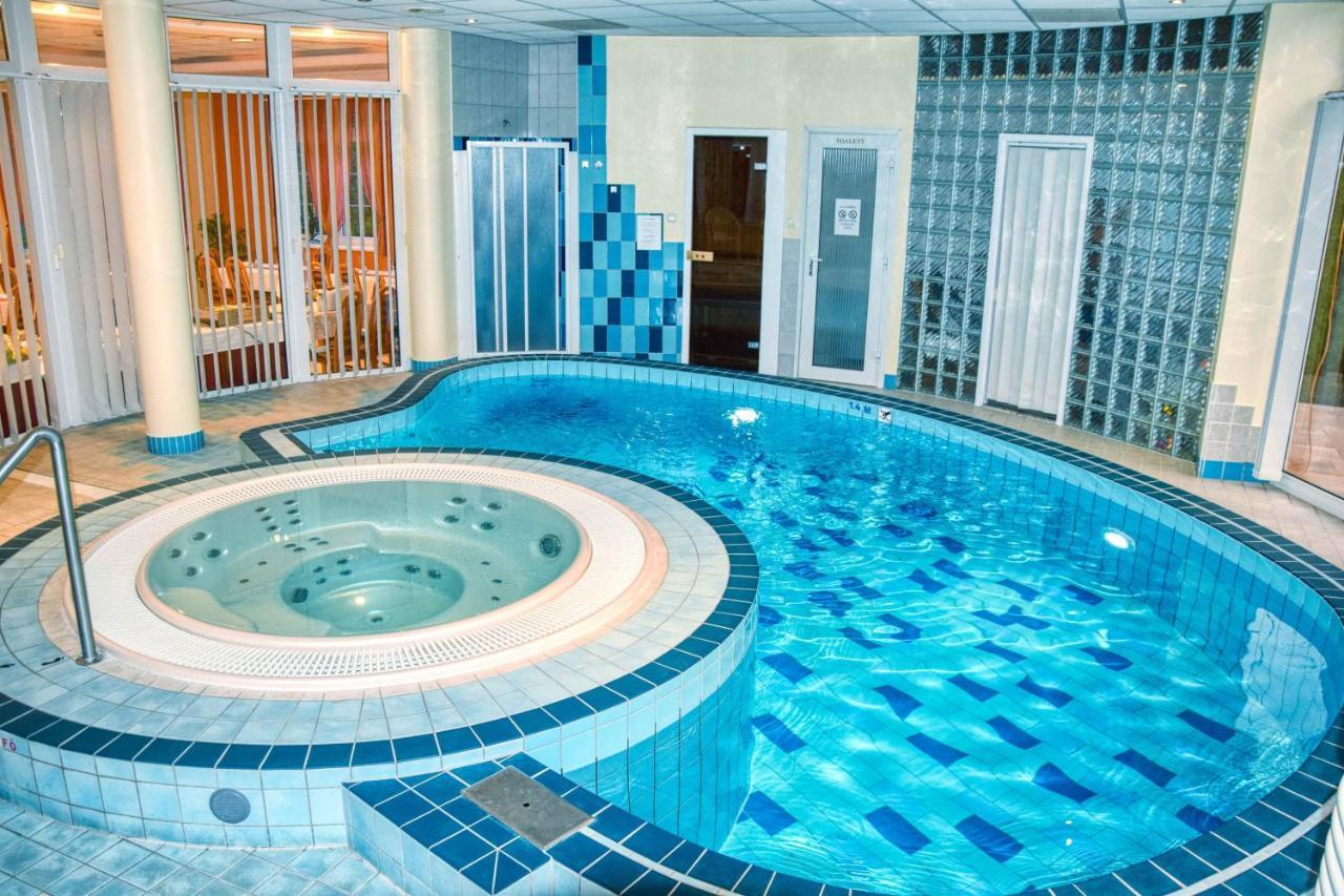 Hotel Penta Lux Tata Luaran gambar