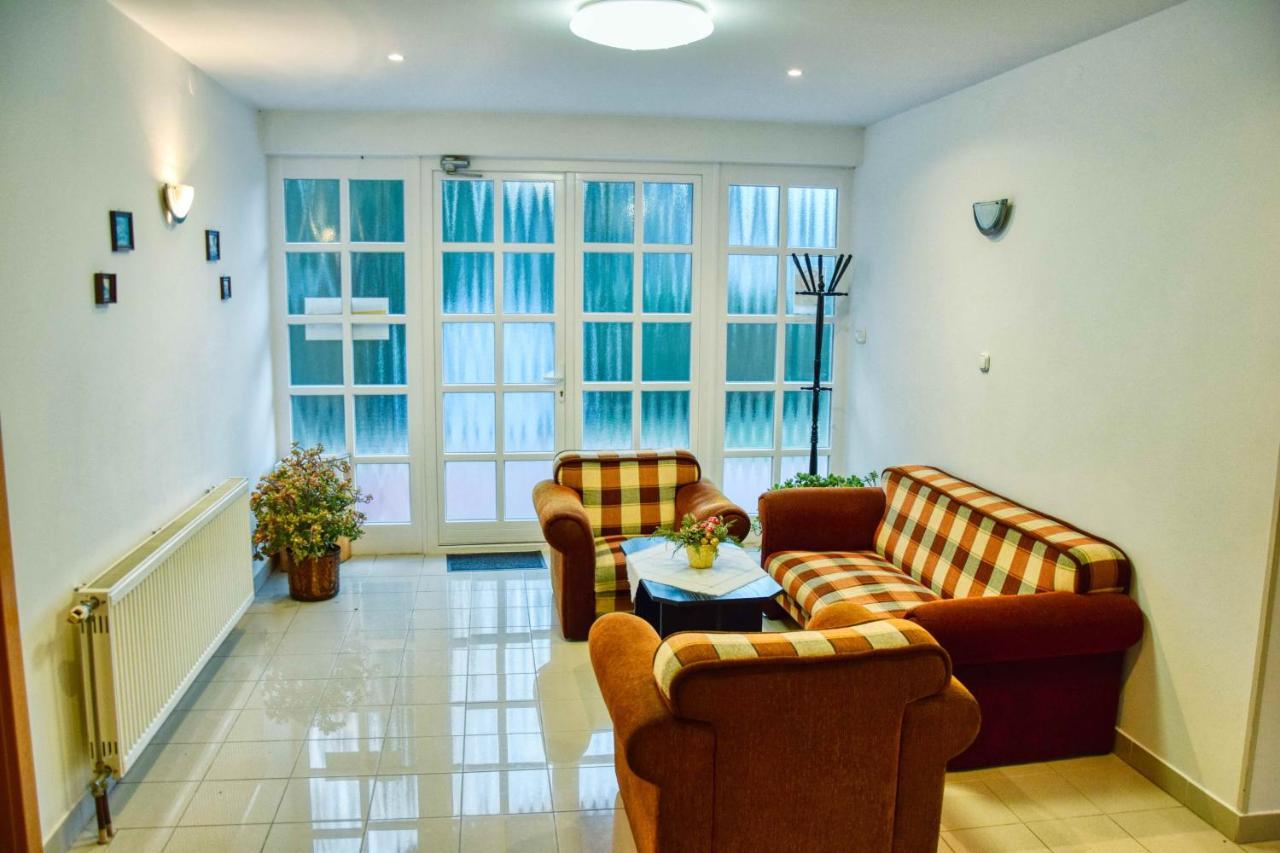 Hotel Penta Lux Tata Luaran gambar