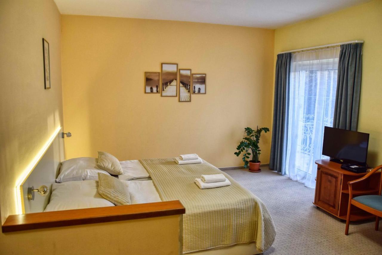 Hotel Penta Lux Tata Luaran gambar