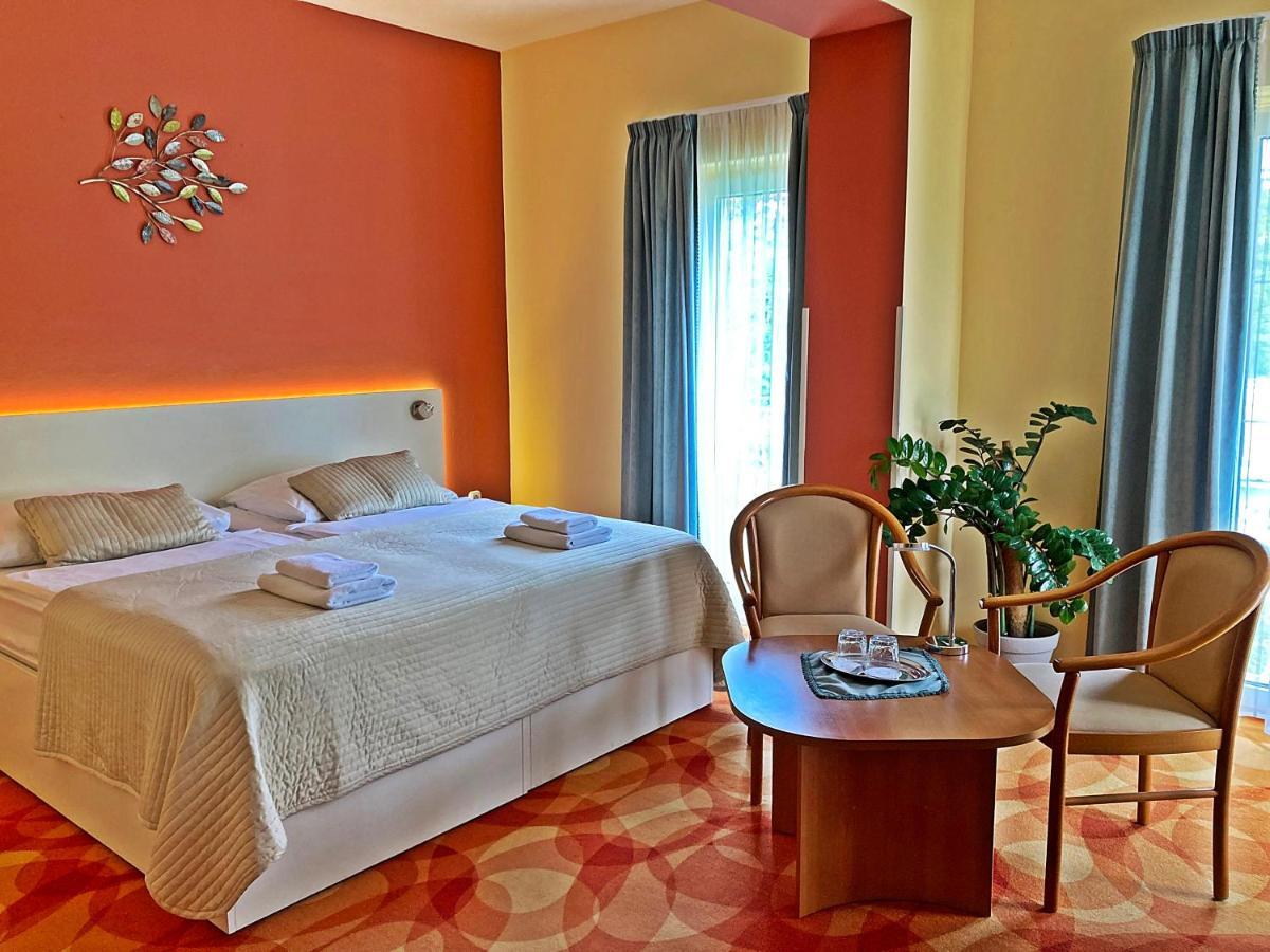 Hotel Penta Lux Tata Luaran gambar