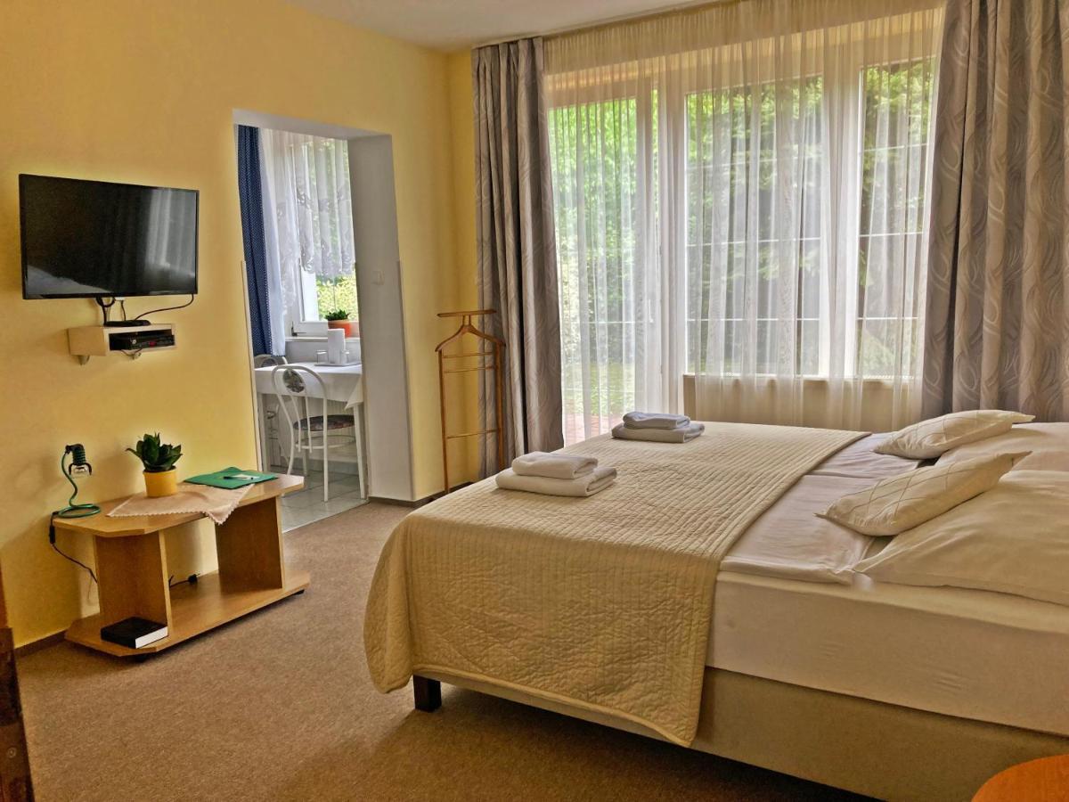 Hotel Penta Lux Tata Luaran gambar