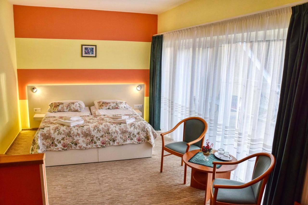 Hotel Penta Lux Tata Luaran gambar