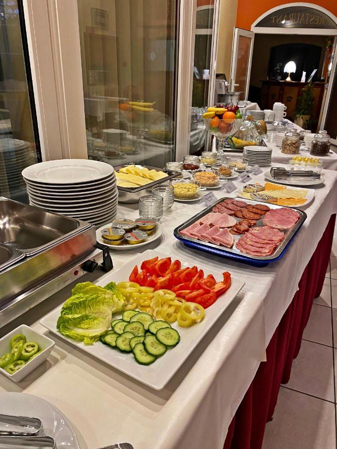 Hotel Penta Lux Tata Luaran gambar